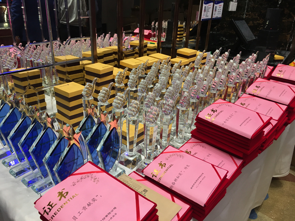二十二年风雨  只因有你同行  又沐改革春风  再迎历史机遇 ——云顶(中国)yunding·官方网页版,22周年庆典暨颁奖典礼